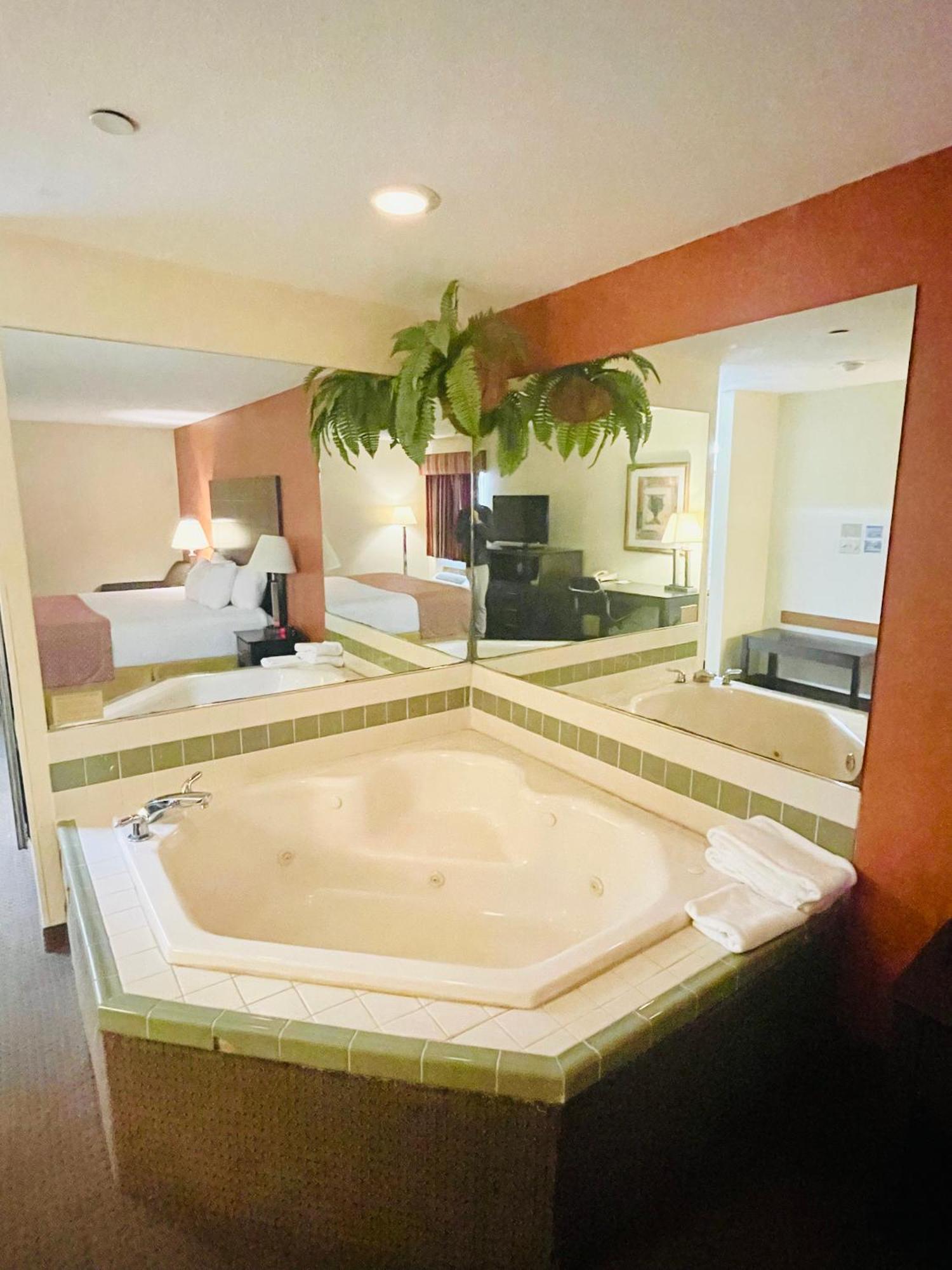 Baymont By Wyndham Indianapolis Hotel Екстериор снимка